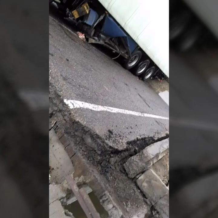 В Приморье обрушился мост под многотонной фурой