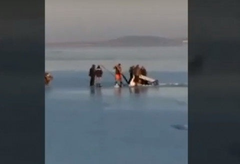 Видео: автомобиль ушел под лед в Приморье