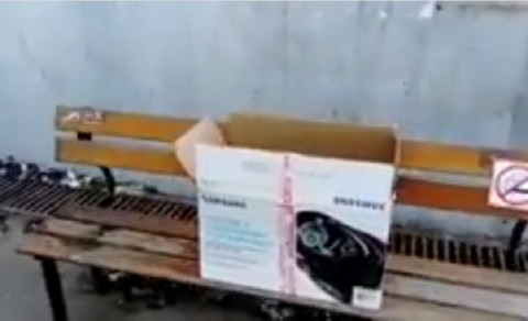 Неприметная коробка возле супермаркета привлекла внимание мужчины, и не зря