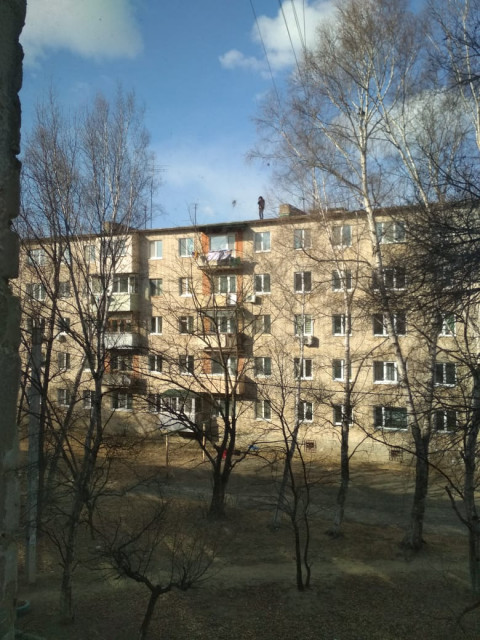 Полицейские не дали девушке прыгнуть с крыши