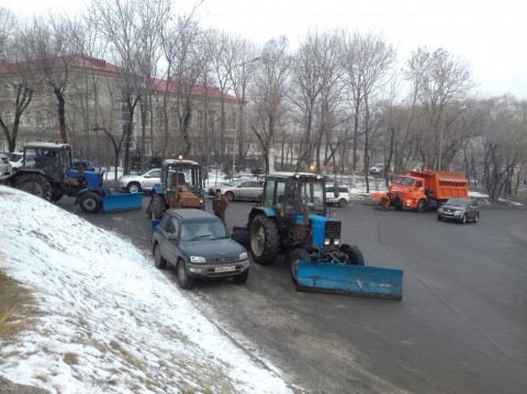 Дороги Приморья чистят от снега