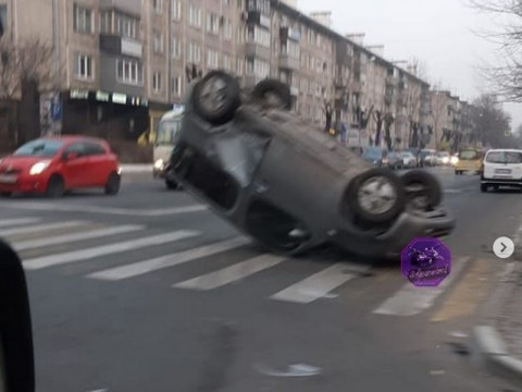 Из-за мощного столкновения авто перевернулось на крышу