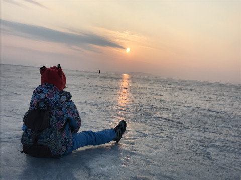 Дети подвергли себя опасности на льду в бухте