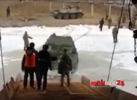 Военные утопили БТР при высадке на лед