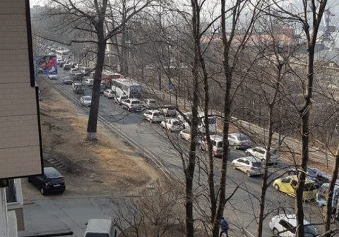 Часть Владивостока встала в глухой пробке