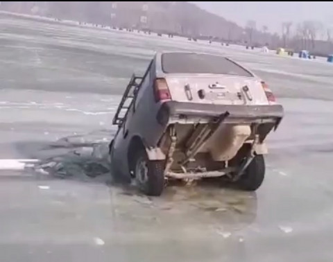 Очевидцы сняли на видео утонувшее авто