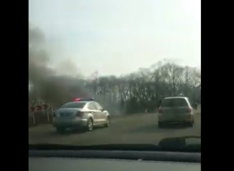 Авто полыхает в кустах: жесткая авария попала на видео