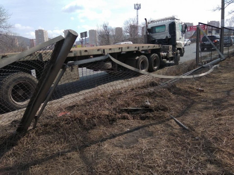 Фура потеряла свой груз на повороте