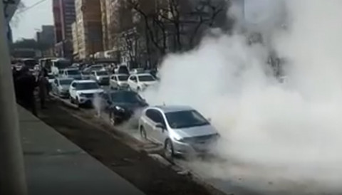 "Вот это порвало!" – городскую дорогу залило кипятком