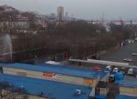 Водяной столб в столице бьет второй день