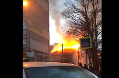 Видео: торговый дом полыхает в Приморье