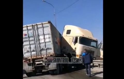 ДТП перекрыло федеральную трассу
