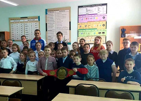 Школьникам рассказал о патриотизме и безопасности
