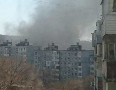 Во дворах Владивостока жгут покрышки