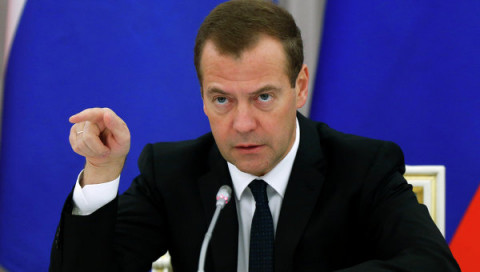 Медведев отправит в больницу всех, кому за 40