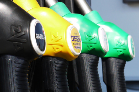 Министры и нефтяники поменяли цену бензина вручную