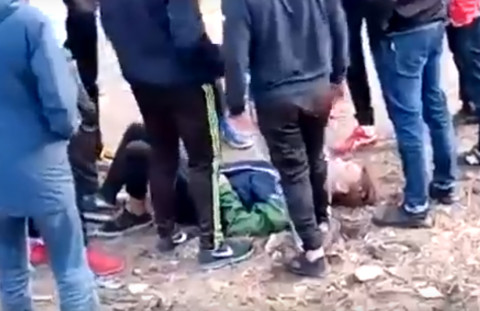 Кавказцы поставили на колени под дулом пистолета подростка