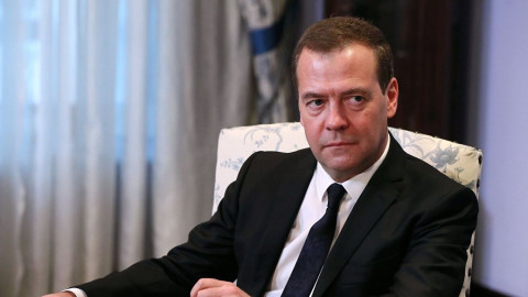 Выдать всем задолженности по зарплате потребовал Медведев