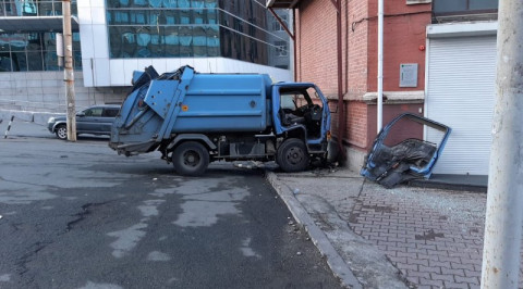 Мусоровоз протаранил стену в центре
