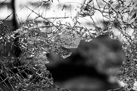 Водитель снес полицейских, общаясь с ребенком