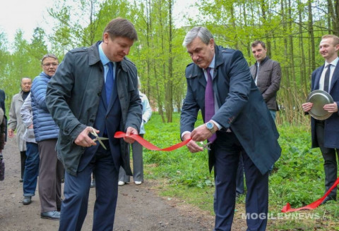 "Насмешили показухой" — Сеть разорвало "торжественное открытие" перил в парке