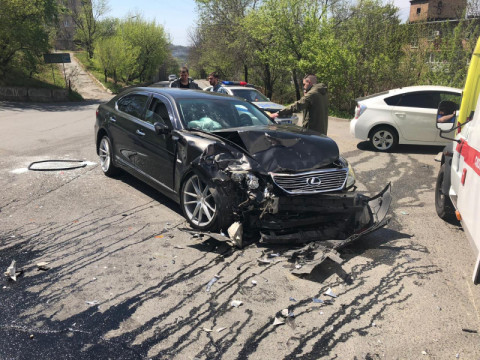 Пассажирский автобус протаранит дорогое авто