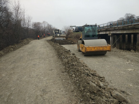 Дорожники готовятся к асфальтированию моста через реку Литовка