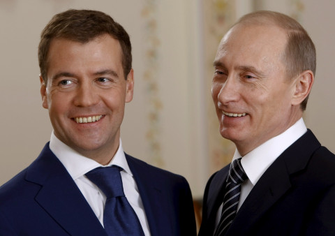 Путин и Медведев подняли себе зарплату
