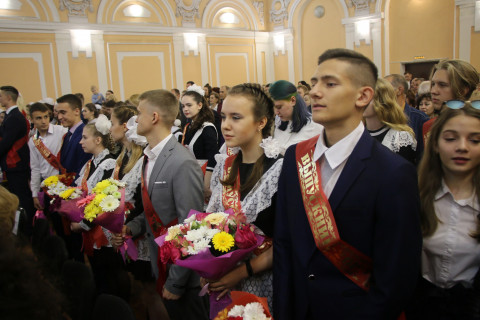 Во Владивостоке для выпускников школ прозвенел последний звонок