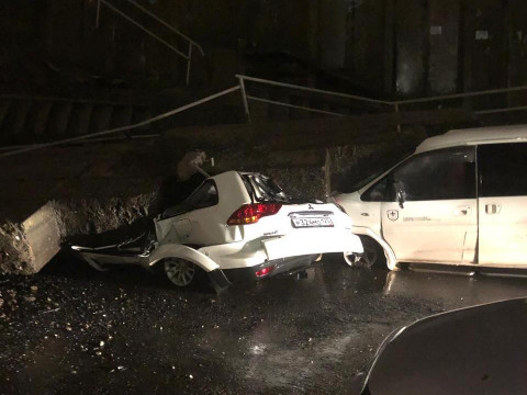 Фото: подпорная стена рухнула в столице