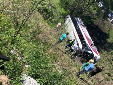 Видео: пассажирский автобус перевернулся в городе