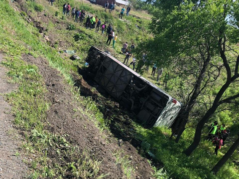 Автобус с туристами перевернулся в Приморье, есть погибшие