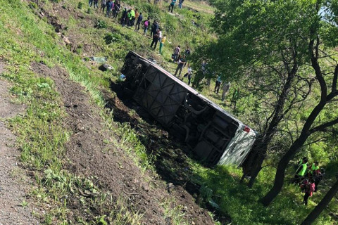 8 человек госпитализированы после ДТП с туристским автобусом