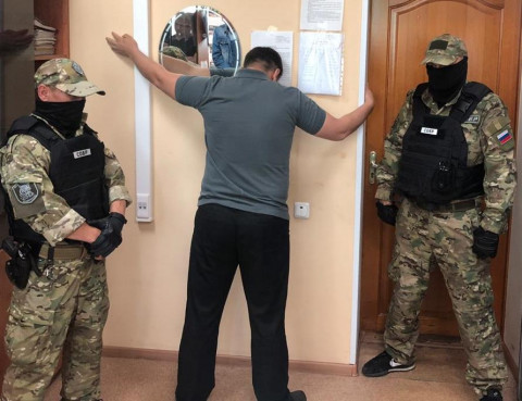 Таможенник попался на взятке