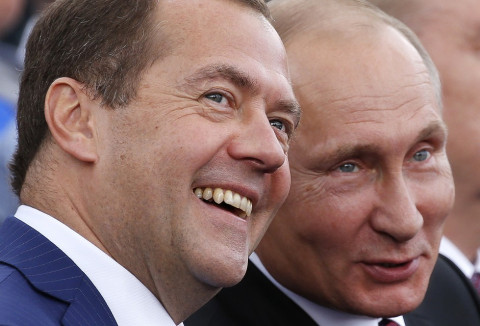 Медведев передал привет от Путина