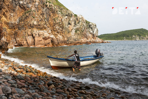 Резиновая лодка повела рыбака в море