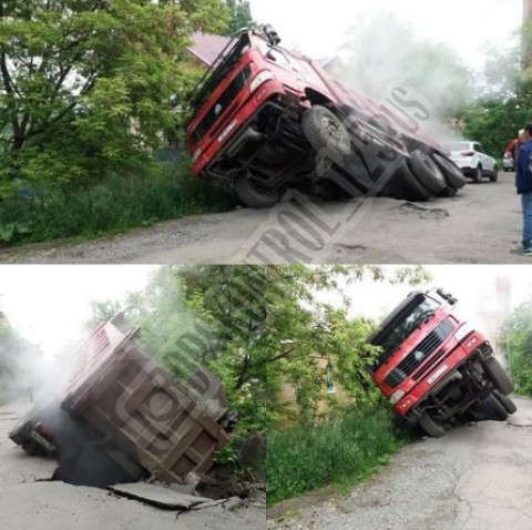 Грузовик провалился в теплотрассу