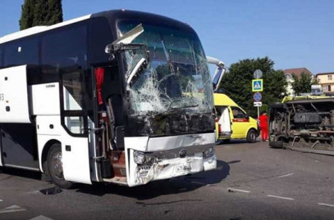 На курорте столкнулись два автобуса, есть пострадавшие