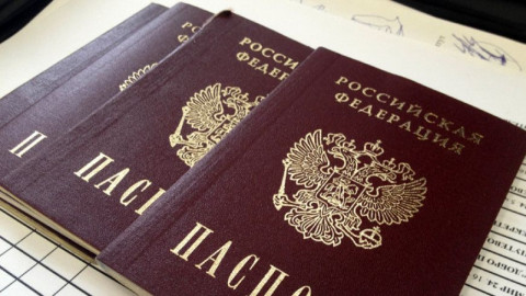Россия возобновила процесс выдачи паспортов украинцам