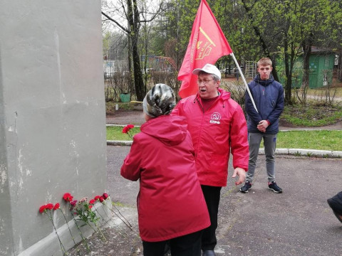 Цветы к памятнику Павлику Морозову обернулись судом и штрафом