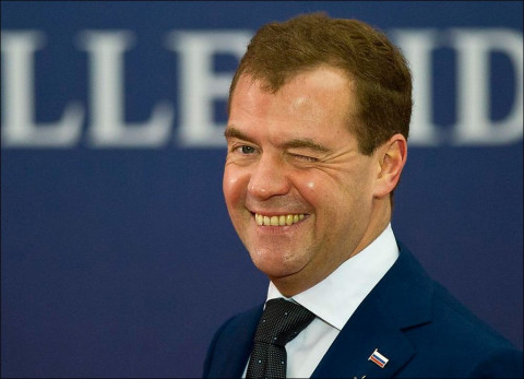 Медведев занялся ростом цен на бензин
