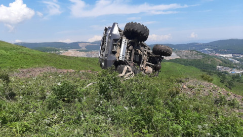 Свободный полет с горы джипа с водителем попал на видео