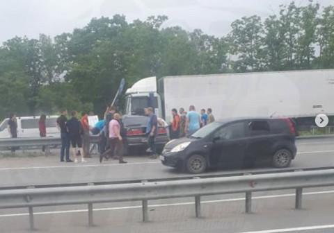 Видео: легендарное авто размотало на трассе