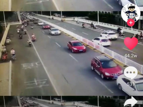 Видео массовой аварии врывает китайский интернет