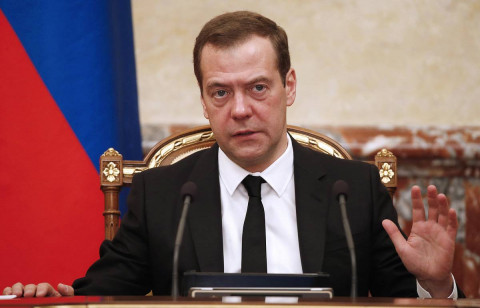 Медведев угрожает нефтяникам