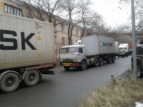 Не пройдешь: большегруз застрял под мостом