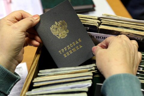 Россиян переведут на электронные трудовые книжки