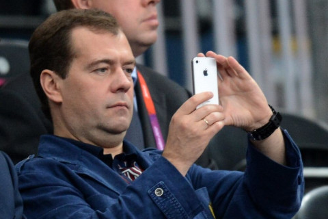 Медведев изучит вредность сотовых сетей для здоровья