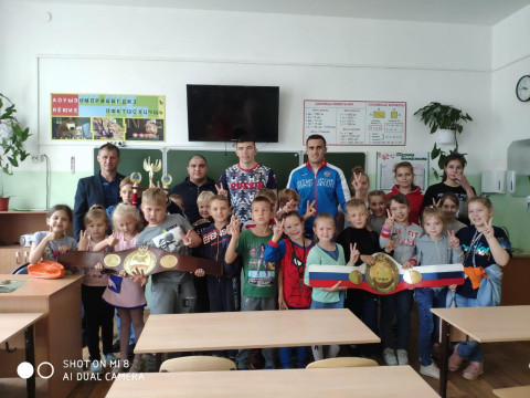 "Равнение на спорт": приморские чемпионы пошли в школы