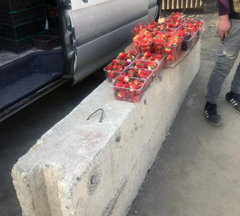 Пьяный торговец швырялся клубникой и попал в тюрьму